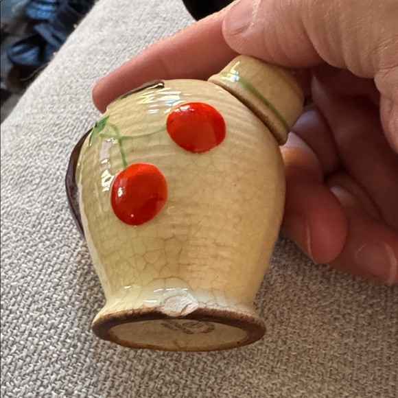 VINTAGE MARUHON WARE HAND PAINTED CHERRIES CERAMIC SALT & PEPPER SHAKER SET - Picture 5 of 5